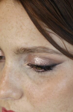 Look 2. Maquillaje de ojos texturas y piel con pecas